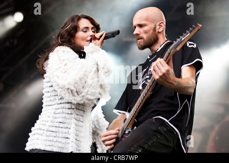 Singer et frontwoman Sharon den Adel et Robert Westerholt, guitariste du groupe de metal symphonique Within Temptation Banque D'Images