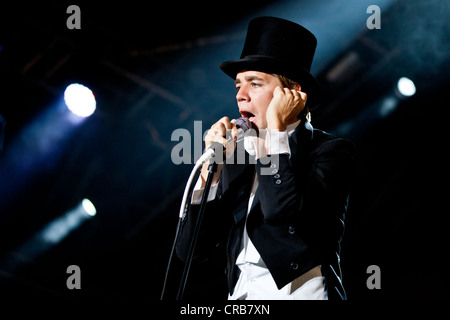 Howlin 'Pelle Almqvist, le chanteur et leader du groupe suédois The Hives performing live at Heitere Open Air festival à Banque D'Images