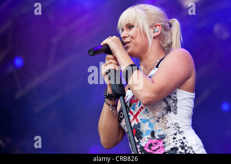 Janine chanteur 'Jini' Meyer du groupe de pop allemand Luxuslaerm chanter live, Heitere Open Air music festival à Zofingen Banque D'Images