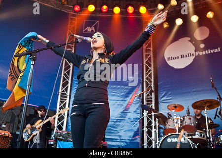 Natalie Pa'apa'a, chanteuse et femme avant de l'âme de l'Australie et les racines band Blue King Brown, live au Blue Banque D'Images