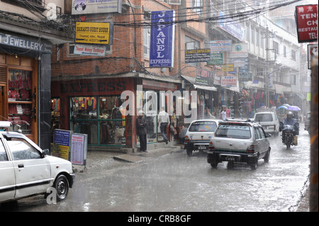 Les pluies de mousson dans le quartier touristique de Thamel, Katmandou, Bagmati, Népal, Asie du Sud, Asie Banque D'Images