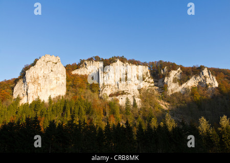 Zuckerhut Fels, le pain de sucre et Paulusfels rock rock, près de Beuron, Parc Naturel du Danube supérieur, la vallée du Danube Banque D'Images