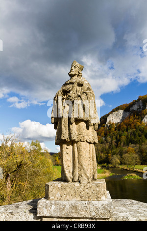 Statue de saint Jean Népomucène sur le pont en Hausen im Tal, Parc Naturel du Danube supérieur, district de Sigmaringen, Bade-Wurtemberg Banque D'Images