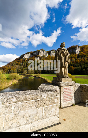 Statue de saint Jean Népomucène sur le pont en Hausen im Tal, Parc Naturel du Danube supérieur, district de Sigmaringen, Bade-Wurtemberg Banque D'Images