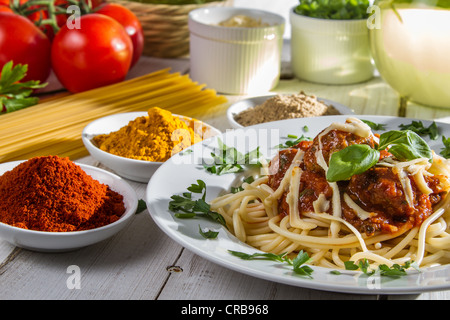 Close-up of spaghetti servi avec des épices Banque D'Images