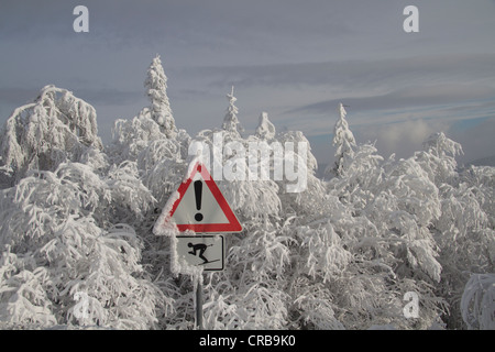 Panneau d'avertissement de neige sur le mont Schauinsland, Forêt-Noire, Bade-Wurtemberg, district de Fribourg, Allemagne, Europe Banque D'Images