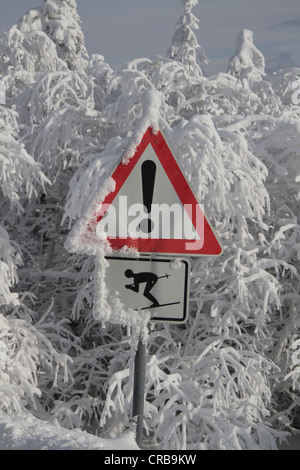 Panneau d'avertissement de neige sur le mont Schauinsland, Forêt-Noire, Bade-Wurtemberg, district de Fribourg, Allemagne, Europe Banque D'Images