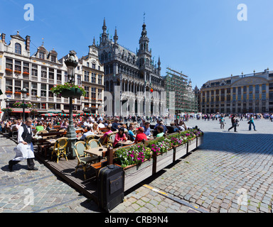 Les touristes sur la terrasse d'un restaurant sur la Grand-Place, Grand Place, UNESCO World Heritage Site, Bruxelles, Belgique Banque D'Images