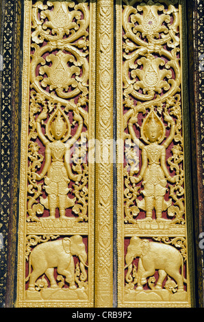 Porte d'entrée ornée de reliefs d'or, temple Wat Xieng Thong, Luang Prabang, Laos, Indochine, Asie Banque D'Images