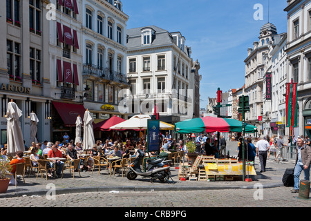 Les touristes à un café avec terrasse sur la Rue du Marché aux Herbes, Bruxelles, Belgique, Benelux, Europe Banque D'Images