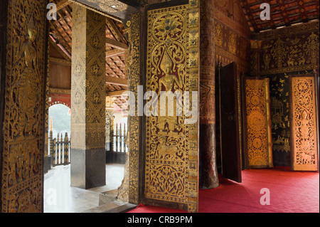 Porte d'entrée ornée de reliefs d'or, temple Wat Xieng Thong, Luang Prabang, Laos, Indochine, Asie Banque D'Images