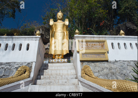 Statue de Bouddha Debout dans un temple sur la montagne Phousi, Luang Prabang, Laos, Indochine, Asie Banque D'Images