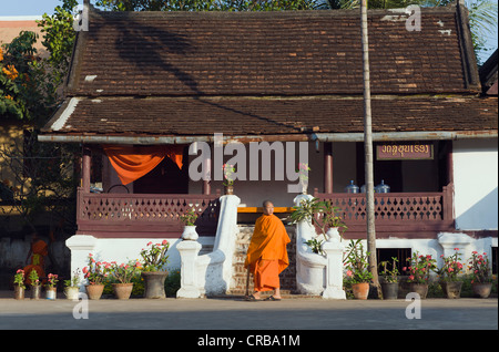 Le Moine au temple, Wat Sibounheuang, Luang Prabang, Patrimoine Mondial de l'UNESCO, le Laos, l'Indochine, l'Asie Banque D'Images