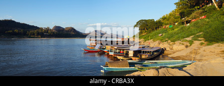 Bateaux sur le fleuve Mékong, Luang Prabang, Laos, Indochine, Asie Banque D'Images