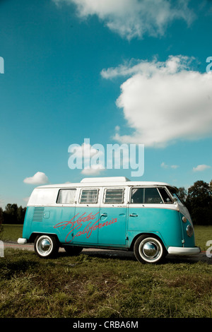 VW camper van, bus hippie, T1, 1960, original turqouise et blanc, mur blanc, l'élévation de pneus toit et inscription Banque D'Images