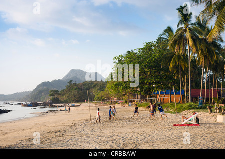 Beach-volley sur la plage de sable, Golden Pearl Beach, Ko Jum ou Koh Pu), Krabi, Thaïlande, Asie du Sud-Est Banque D'Images