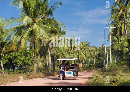 Tuk Tuk taxi moto la conduite sur route à travers l'île de palmiers, Golden Pearl Beach, Ko Jum ou Koh Pu), Krabi, Thaïlande Banque D'Images