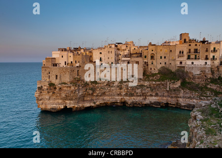 Polignano a Mare, centre historique de la ville construite sur la falaise par la mer, la baie pour la baignade, les Pouilles, Italie du Sud, Italie, Europe Banque D'Images