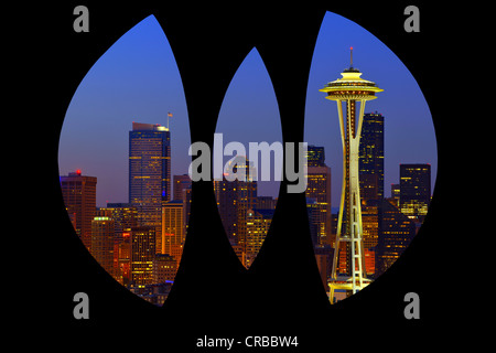 Regardant à travers la sculpture en acier forme 'Changer' par Doris Chase, Kerry Park, Seattle skyline du financial district avec Banque D'Images