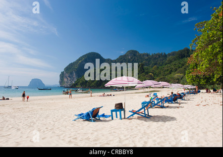 Des chaises longues et des parasols sur la plage de sable, Farang Beach, Ko Muk ou Ko Mook island, Thaïlande, Asie du Sud-Est Banque D'Images