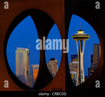 Vue à travers la sculpture en acier forme 'Changer' par Doris Chase, vue de nuit, du quartier financier de Seattle skyline avec Space Needle Banque D'Images