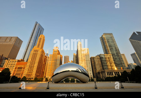 Cloud Gate sculpture, 'Le Bean' par Anish Kapoor, en face de l'horizon avec héritage à la construction du Parc du Millénaire, l'héritage Banque D'Images