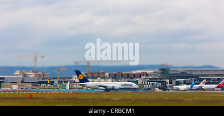 Lufthansa Airbus A380 à l'aéroport de Francfort, Tilt-shift effet à donner l'impression d'un modèle miniature en raison de profondeur réduite Banque D'Images