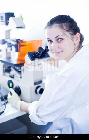 Portrait d'une chercheuse qui font de la recherche dans un laboratoire (tons de couleur peu profondes ; image DOF) Banque D'Images