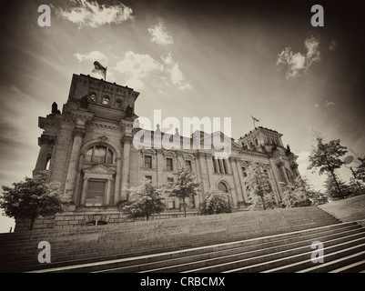 Le noir et blanc-shot, sépia, du Reichstag, le parlement allemand, Regierungsviertel, Bezirk Tiergarten, Berlin, PublicGround Banque D'Images