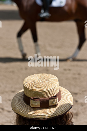 Spectateur portant un chapeau, pentecôtiste International show jumping et dressage, le Schlosspark Biebrich palace gardens Banque D'Images