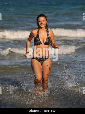 Jeune femme au bord de la mer, Four Mile Beach, à Port Douglas, parc national de Daintree, Queensland, Australie Banque D'Images