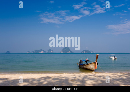 Bateau Longtail sur une plage de sable fin, à remous Kaek Beach, Krabi, Thaïlande, Asie Banque D'Images