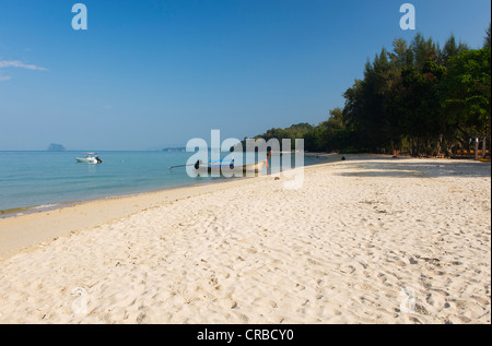 Bateau Longtail sur une plage de sable fin, à remous Kaek Beach, Krabi, Thaïlande, Asie Banque D'Images
