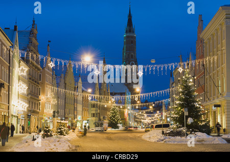 Vieille Ville avec l'église Saint Martin et l'arbre de Noël en hiver, Landshut, Basse-Bavière, Bavaria, Germany, Europe Banque D'Images