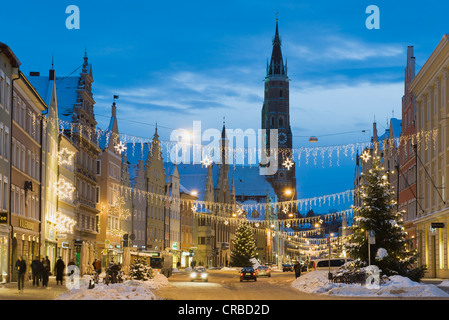 Vieille Ville avec l'église Saint Martin et l'arbre de Noël en hiver, Landshut, Basse-Bavière, Bavaria, Germany, Europe Banque D'Images