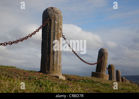 Bornes lumineuses liées à des chaînes rouillées sur hill contre ciel nuageux, Ross, Tasmanie Banque D'Images