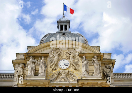 Drapeau français sur le toit du Palais du Luxembourg, palace, Parc Jardin du Luxembourg, Paris, France, Europe, PublicGround Banque D'Images