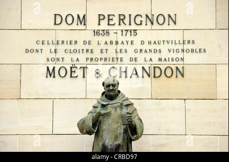 Statue de DomPerignon, Moët & Chandon Winery, siège, groupe de produits de luxe LVMH, Louis Vuitton Moët Hennessy, Épernay Banque D'Images