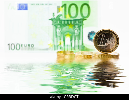 Note de l'euro et euro coins, l'eau, l'image symbolique pour la dilution de l'euro, baisse de la valeur de l'euro Banque D'Images
