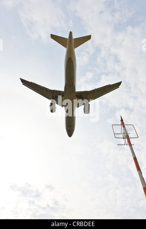 Approche de l'aéroport avion survolant un pôle, Francfort, Hesse, Germany, Europe Banque D'Images