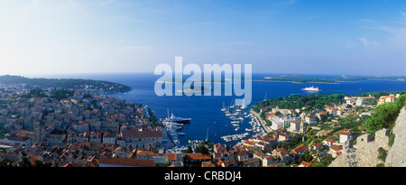 Vue depuis la forteresse Spanjola sur le port et la ville de Hvar, Hvar, Dalmatie, Croatie, Europe Banque D'Images