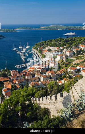 Vue depuis la forteresse Spanjola sur le port et la ville de Hvar, Hvar, Dalmatie, Croatie, Europe Banque D'Images