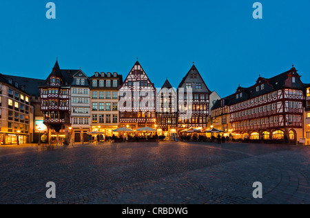 Historique reconstruit les maisons à colombages sur Roemerberg square, également connu sous le nom de Samstagsberg square, Roemer building Banque D'Images