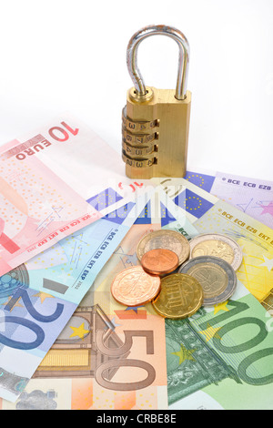 Serrure à combinaison sur les pièces et billets en euros, image symbolique de la sécurité monétaire Banque D'Images
