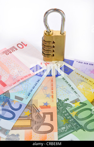 Serrure à combinaison sur les billets en euros, image symbolique de la sécurité monétaire Banque D'Images