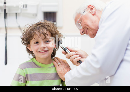 Doctor examining boy in office Banque D'Images