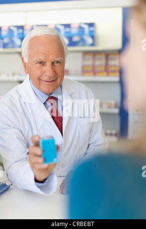 Votre pharmacien les médicaments offrant au comptoir Banque D'Images