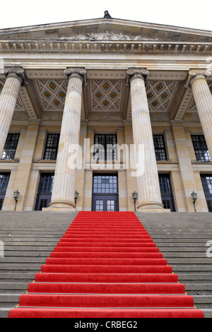 Tapis rouge en face de la salle de concert Konzerthaus, par Schinkel, façade, à la place Gendarmenmarkt Mitte, Berlin Banque D'Images