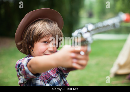 Boy in cowboy hat avec pistolet jouet Banque D'Images