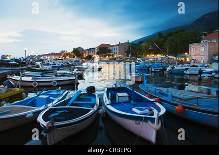 Bateaux de pêche dans le port de Bol, Île de Brac, la Dalmatie, Croatie, Europe Banque D'Images